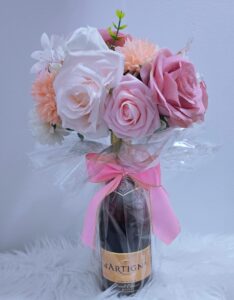 Bouteille de vin châpeautée de roses