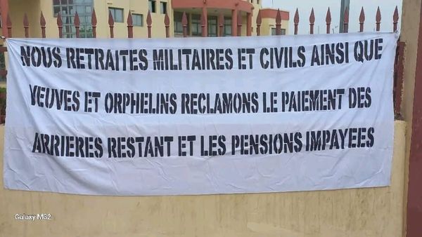 Sit -in des retraités militaires, civils devant le CNRT de N&rsquo;Djamena