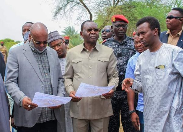 Le Premier Ministre Ambassadeur Allah-maye Halina en visite, la digue du 9ème arrondissement