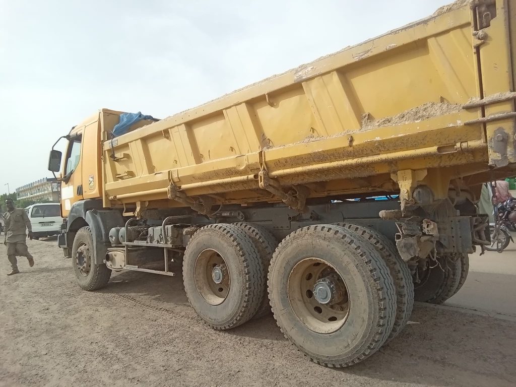 #NDjaména : Un véhicule Benz a renversé cet après-midi un motocycliste qui voulait trasverser le goudron