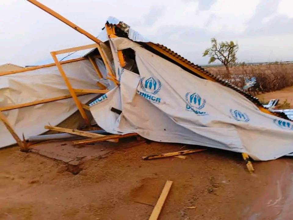 Une pluie torrentielle sous orage cause des dégâts matériels importants au nouveau camp de réfugiés à Farchana.