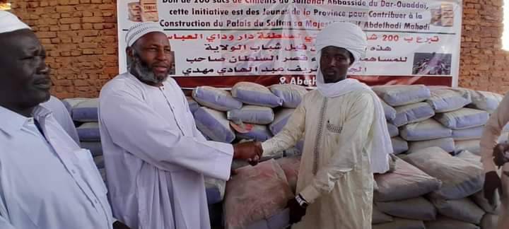 Abéché: Des jeunes offrent 200 sacs de ciment au Sultanat du Ouaddaï